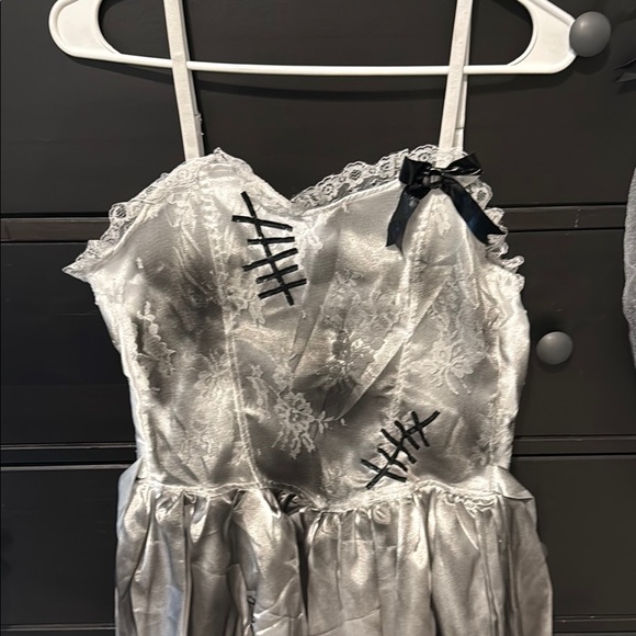 Womens Zombie Bride Halloween Costume - Silver and Black size small - Picture 6 of 8